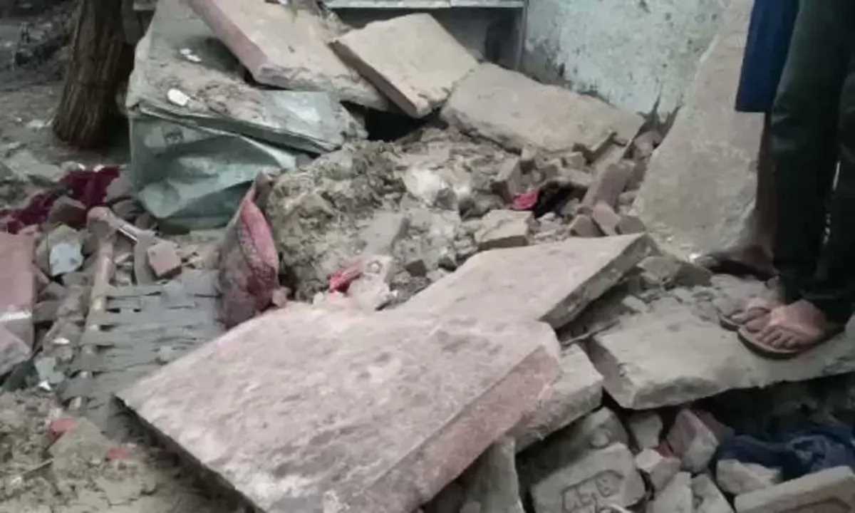 अलवर जिले के खेड़ली रेल गांव में मकान ढहने से एक बच्चे की मौत, 4 लोग घायल अलवर जिले के खेड़ली रेल गांव में मकान ढहने से एक बच्चे की मौत, 4 लोग घायल